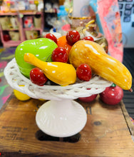 Load image into Gallery viewer, Ffrwythau mewn bowlen seramig wedi eu gwneud â llaw yn yr Eidal yn y 60au / Ceramic laced fruit basket hand made in Italy in the 60s
