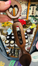 Load image into Gallery viewer, Llwy Garu Gymreig 3 pêl wedi’i wneud â llaw / Handmade 3 ball Welsh Love Spoon
