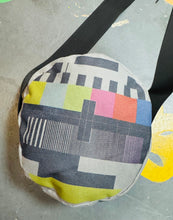 Load image into Gallery viewer, Bag drawscorff ‘Test Card’ llwyd wedi ei wneud â llaw / Handmade crossbody grey ‘Test Card’ bag
