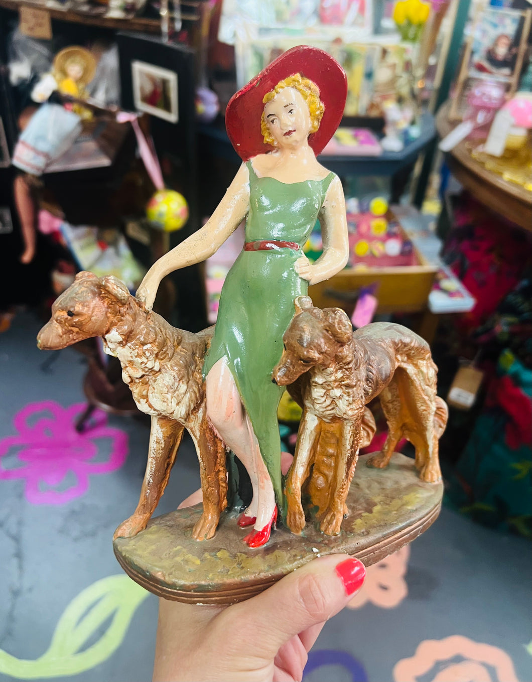 Ffigwr merch a’i dau gi chalkware Vintage o’r 30au wedi eu peintio â llaw /
Hand painted Vintage chalkware girl and her dog figure from the 30s