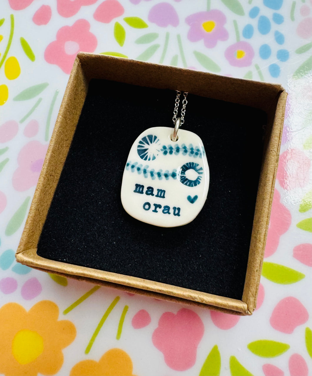 Mwclis unigryw ‘Mam orau’ seramig ac arian gan Tlysau / Unique seramic and silver ‘Mam orau’ necklace by Tlysau