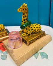 Load image into Gallery viewer, Canhwyllbren Quirky gwydr pinc, llyfr aur a Jiraff / Quirky pink glass, gold book and Giraffe candlestick holder
