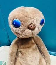 Load image into Gallery viewer, Tegan meddal E.T. gwreiddiol o 1982 / Original E.T. Soft toy from 1982
