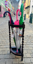 Load image into Gallery viewer, Daliwr ymbarela cornel pren Mahogany Edwardaidd gyda choesau barley twist a tray dripio haearn / Edwardian Mahogany corner umbrella stand with barley twist legs and removable metal drip tray
