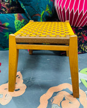 Load image into Gallery viewer, Stôl droed Vintage ffrâm bren a rattan oren a brown wedi’i wehyddu o ganol y ganrif ddiwethaf / Vintage orange and brown Mid Century rattan woven wooden framed footstool

