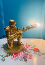 Load image into Gallery viewer, Lamp milwr tegan aur / Gold toy soldier lamp
