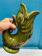 Load image into Gallery viewer, Jwg Pysgodyn Gluggle Retro gwyrdd gwreiddiol gan Crochendy Dartmouth Devon / Original Retro Dartmouth Devon Pottery green Gluggle Fish jug
