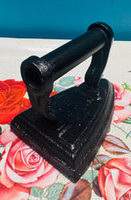 Load image into Gallery viewer, Haearn smwddio Hynafol maint 4 J &amp; J Siddon / Antique size 4 J &amp; J Siddon cast iron
