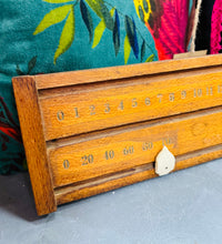 Load image into Gallery viewer, Bwrdd sgorio Snŵcer pren Vintage gyda sgorwyr bakelite / Vintage wooden Snooker score board with bakelite scorers
