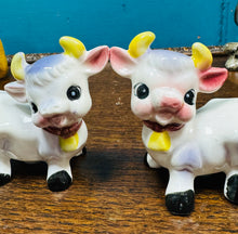 Load image into Gallery viewer, Potiau halen a pupur seramig Kitsch siâp gwartheg Jersey o Siapan yn y 50au / Japanese Kitsch Jersey cow shaped ceramic salt and pepper pots from the 50s
