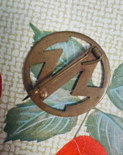 Load image into Gallery viewer, Bathodyn ‘Merched y Wawr’ copr Vintage / Vintage copper  ‘Merched y Wawr’ badge
