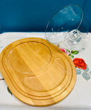 Load image into Gallery viewer, Hambwrdd pren gweini caws gyda chromen wydr / Wooden cheese board with glass dome
