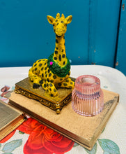 Load image into Gallery viewer, Canhwyllbren Quirky gwydr pinc, llyfr aur a Jiraff / Quirky pink glass, gold book and Giraffe candlestick holder
