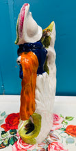 Load image into Gallery viewer, Fâs 'spill' cefn gwastad Hynafol Staffordshire o'r 19eg ganrif siâp heliwr o'r Alban a chi / Staffordshire flat back spill vase from the 19th century featuring a "Highlander" hunter and dog

