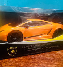 Load image into Gallery viewer, Tegan Lamborghini Gallardo Superleggera oren newydd sbon yn ei focs / Brand new Lamborghini Gallardo Superleggera orange toy in box
