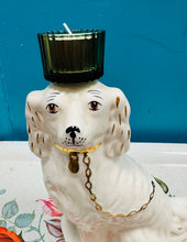 Load image into Gallery viewer, Spaniel Staffordshire Hynafol gyda tealight gwydr gwyrdd ar ei ben / Antique Staffordshire Spaniel with a green glass tealight on top
