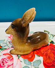 Load image into Gallery viewer, Ffigwr carw Kitsch mawr Dutchy Pottery o ganol y ganrif diwethaf / Mid Century Kitsch large Dutchy Pottery fawn figure
