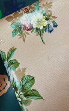 Load image into Gallery viewer, Cabinet ochr gwely Lloyd Loom Vintage pinc, aur a blodeuog / Vintage pink, gold and floral Lloyd Loom bedside cabinet
