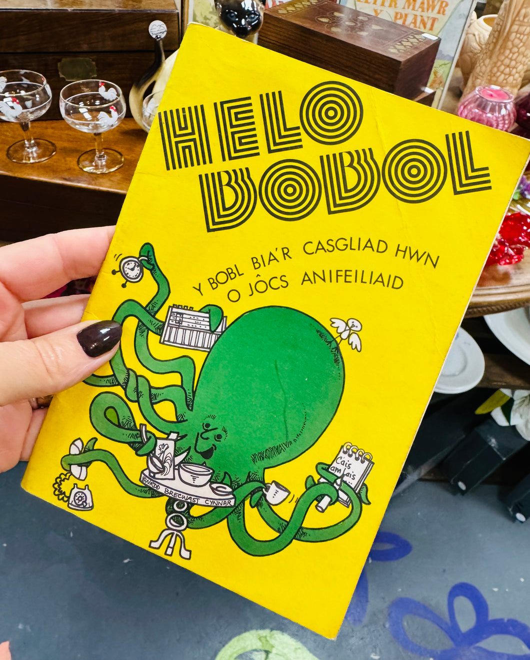 Llyfr jôcs ‘Helo Bobol’ o 1979 wedi ei arwyddo gan Hywel Gwynfryn / ‘Helo Bobol’ joke book from 1979 signed by  Hywel Gwynfryn