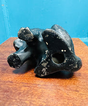 Load image into Gallery viewer, Ci Scottie seramig du Art Deco o’r 30au / Art Deco ceramic black Scottie dog from the 30s
