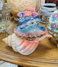 Load image into Gallery viewer, Trinket box Vintage Kitsch Lustreware cragen a dolffiniaid / Vintage Kitsch Lustreware shell and dolphins trinket box
