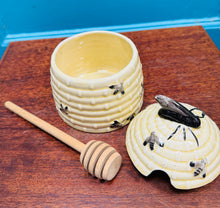 Load image into Gallery viewer, Pot mêl seramig Vintage Burslem Ware a trochwr mêl pren / Vintage Burslem Ware ceramic honey pot and a wooden honey dipper
