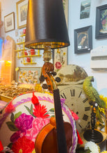 Load image into Gallery viewer, Golau unigryw allan o hen ffidil ar waelod pren sydd wedi ei wneud â llaw / Unique light made out of an old fiddle on a handmade wooden base
