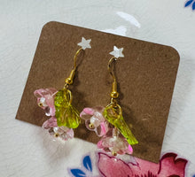 Load image into Gallery viewer, Clustlysau blodau gwydr steil Vintage / Vintage style glass flower earrings
