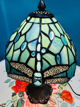 Load image into Gallery viewer, Lamp Tiffany Gwas y Neidr wedi'i gwneud â llaw o wydr lliw gwyrdd emrallt /Handmade emrald green stained glass Dragonfly Tiffany Lamp
