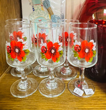 Load image into Gallery viewer, Set o 6 gwydryn blodeuog coch Retro sherry / port / Set of 6 red floral Retro sherry / port glasses
