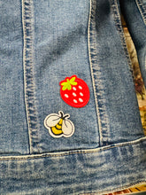 Load image into Gallery viewer, Siaced denim ail law maint 10 gyda patches lliwgar hwyliog / Second hand size 10 denim jacket with colourful fun patches
