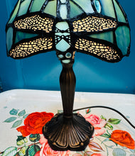 Load image into Gallery viewer, Lamp Tiffany Gwas y Neidr wedi'i gwneud â llaw o wydr lliw gwyrdd emrallt /Handmade emrald green stained glass Dragonfly Tiffany Lamp
