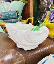 Load image into Gallery viewer, Dysgl fechan ‘bone china’ Coalpoart siâp cragen / White Coalport bone china small dish shell shaped
