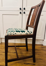 Load image into Gallery viewer, Cadair dderw ‘Chanchellor’ o 1960 wedi’i orchuddio gyda Blanced Brethyn Cymreig hufen a gwyrdd tywyll / 
‘Chanchellor’ oak chair from 1960 covered in a cream and dark green Welsh Tapestry blanket
