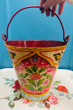 Load image into Gallery viewer, Bwced haearn Vintage wedi ei beintio â llaw (cefndir melyn) / Vintage iron handpainted bucket (yellow background)
