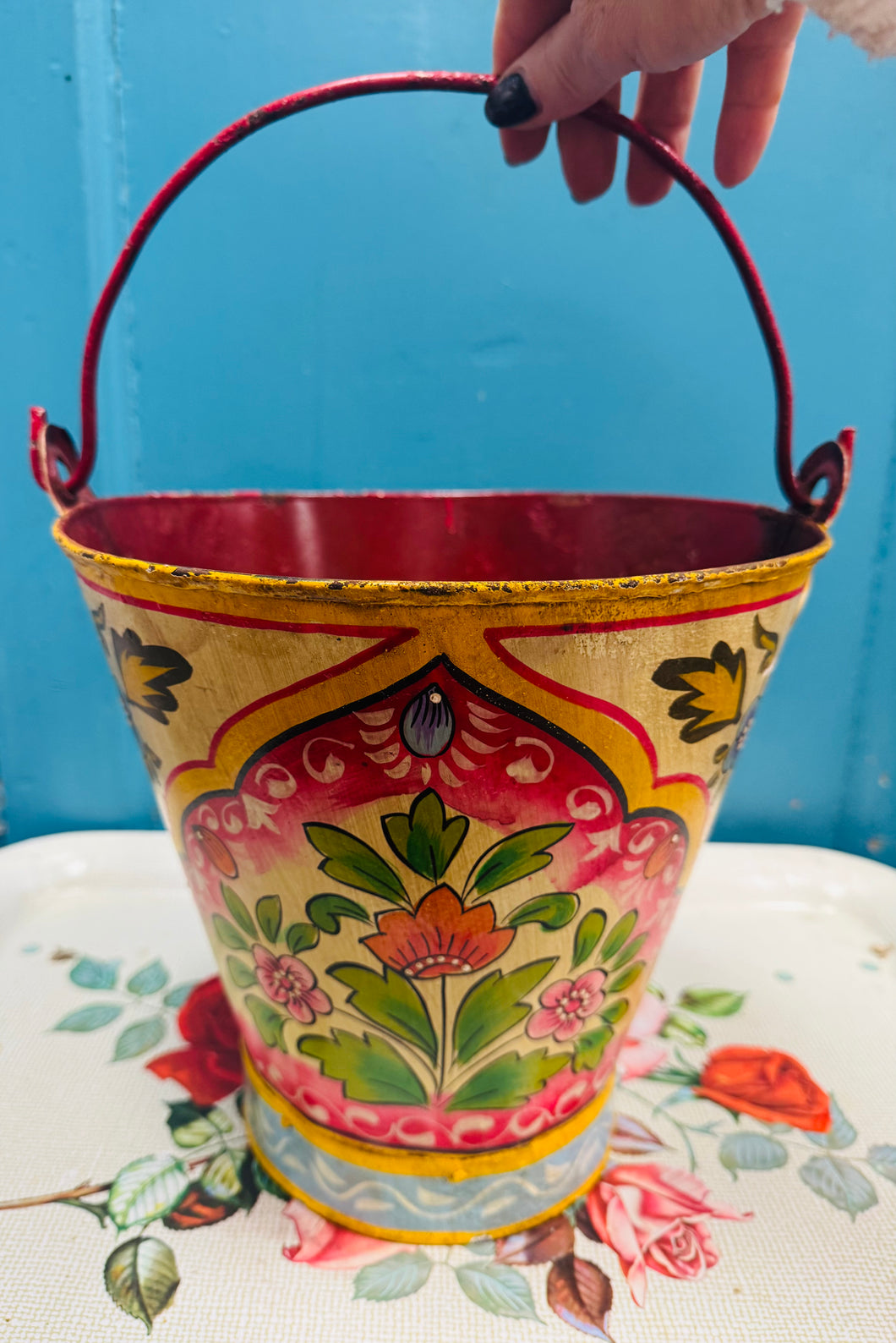 Bwced haearn Vintage wedi ei beintio â llaw (cefndir melyn) / Vintage iron handpainted bucket (yellow background)