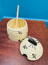 Load image into Gallery viewer, Pot mêl seramig Vintage Burslem Ware a trochwr mêl pren / Vintage Burslem Ware ceramic honey pot and a wooden honey dipper
