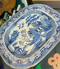 Load image into Gallery viewer, Plat gweini cig Willow Pattern glas a Gwyn mawr Hynafol a phrin gyda powlen i ddal y greifi  / Large Rare Antique blue and white Willow Pattern meat serving plate with gravy well
