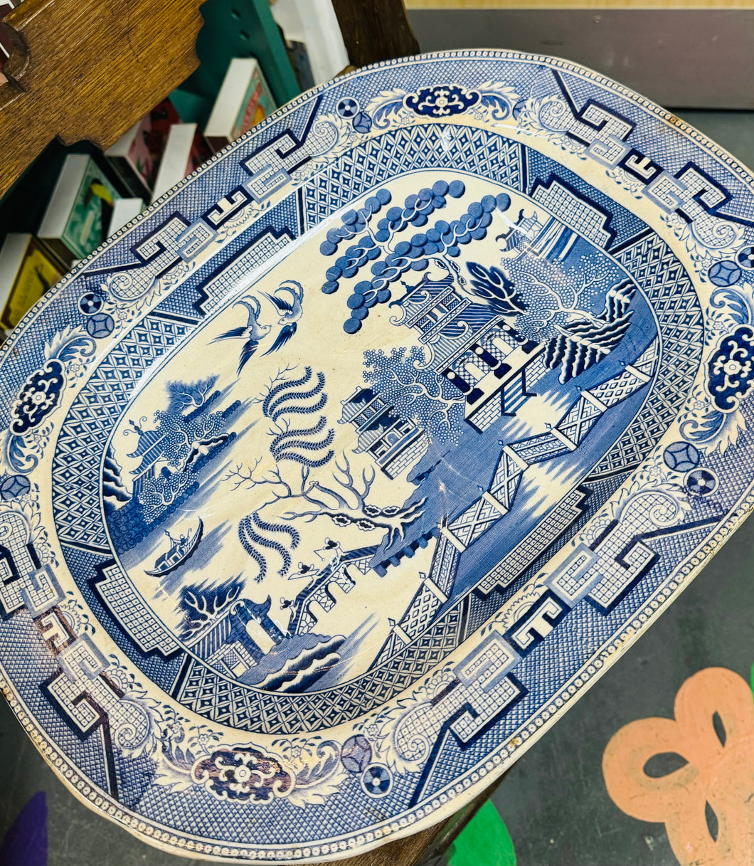 Plat gweini cig Willow Pattern glas a Gwyn mawr Hynafol a phrin gyda powlen i ddal y greifi  / Large Rare Antique blue and white Willow Pattern meat serving plate with gravy well