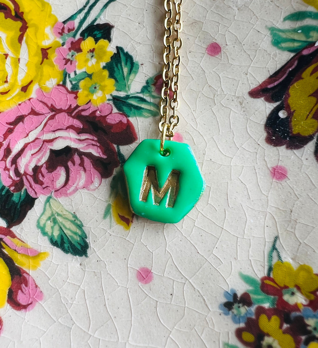 Mwclis Hexagon M aur / Hexagon gold M necklace