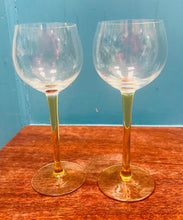 Load image into Gallery viewer, Pâr o wydrau gwin Retro coes Amber o’r 70au / Retro pair of Amber stem wine glasses from the 70s
