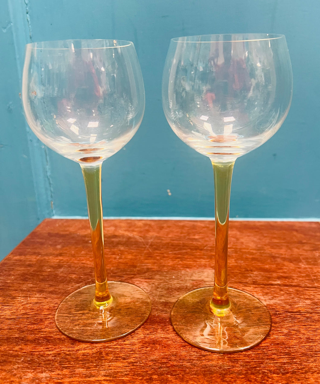 Pâr o wydrau gwin Retro coes Amber o’r 70au / Retro pair of Amber stem wine glasses from the 70s