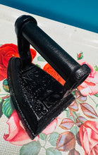 Load image into Gallery viewer, Haearn smwddio Hynafol maint 3 J &amp; J Siddon / Antique size 3 J &amp; J Siddon cast iron
