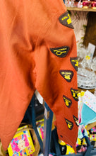 Load image into Gallery viewer, Dillad Girl Guides Vintage o’r 60au gyda 20 bathodyn / Girl Guides Vintage Brownie Uniform from the 1960&#39;s with 20 Badges
