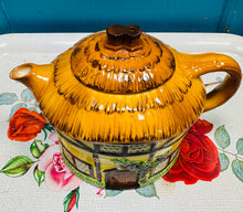 Load image into Gallery viewer, Tebot Burlington Ware 'Devon Cobb' Vintage siâp bwthyn / Vintage Burlington Ware 'Devon Cobb' cottage teapot
