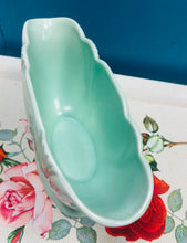 Load image into Gallery viewer, Vase ben tân mint Art Deco Crochendy Dartsmouth gydag ymylau scalloped / Art Deco Dartmouth Pottery mint green mantle vase with a scalloped rim.
