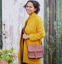 Load image into Gallery viewer, Bag dros ysgwydd lledr Fair Trafe Vintage style / Vintage style Fair Trade leather shoulder bag
