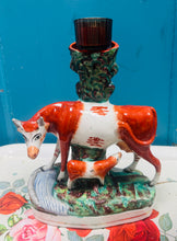 Load image into Gallery viewer, Fâs spill buwch a llo Staffordshire Hynafol cefn flat o’r 1860au gyda tealight ar ei ben / Antique Staffordshire flatback cow and calf spill vase from the 1860s with a tealight on top
