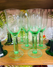 Load image into Gallery viewer, Set o 6 gwydryn gwin gwyrdd Vintage wedi eu chwythu â llaw / Set of 6 Vintage handblown green wine glasses
