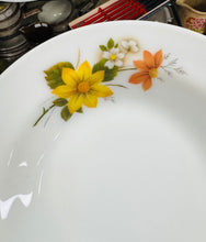 Load image into Gallery viewer, Powlen cawl fawr Pyrex JAJ Retro o’r 70au / Retro JAJ Pyrex large soup bowl
